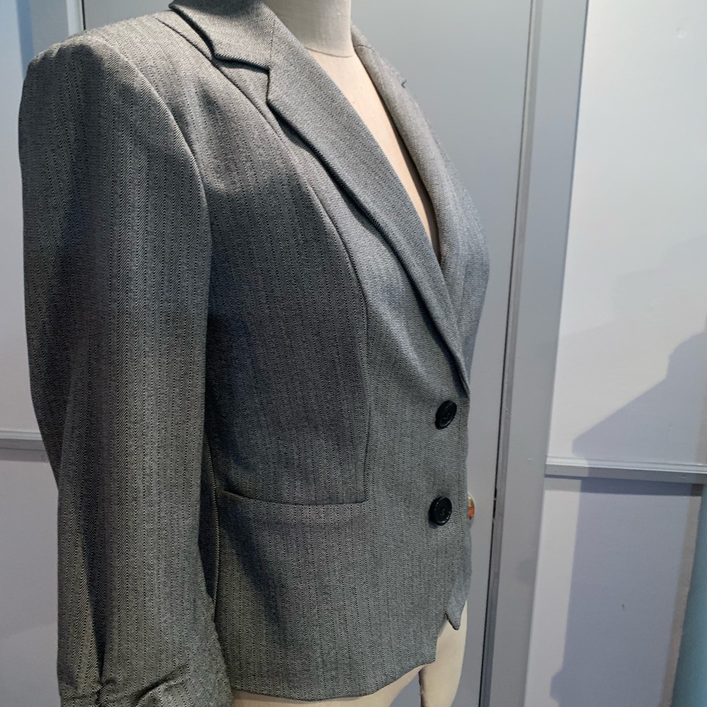 black and white tweed blazer. 3/4 ruched sleeves 2 black buttons,side pockets.